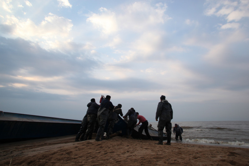 风情万种兴凯湖之渔民推船