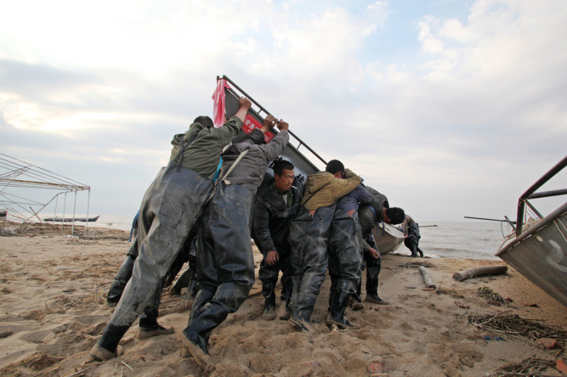 风情万种兴凯湖之渔民推船