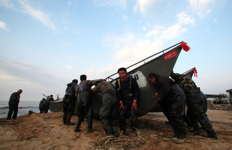 风情万种兴凯湖之渔民推船