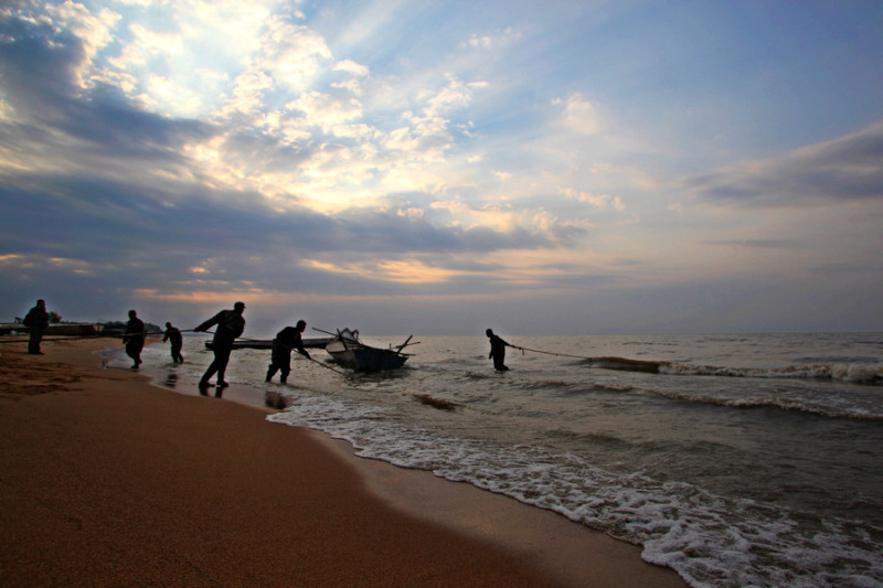 风情万种兴凯湖之渔民推船