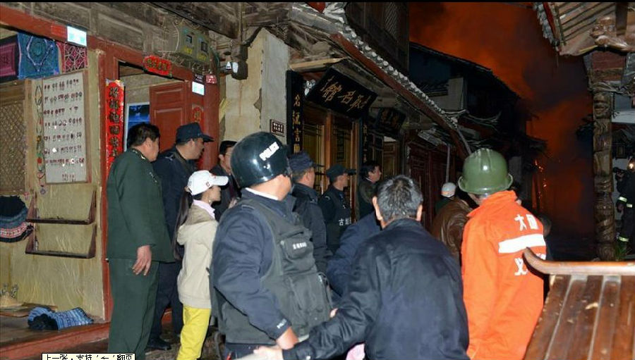 3月11日晚,消防官兵和公安民警在云南丽江古城的火灾现场进行灭火.
