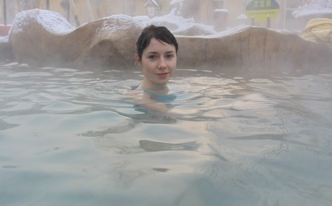 零下21度在东北泡温泉的俄罗斯美女(组图)