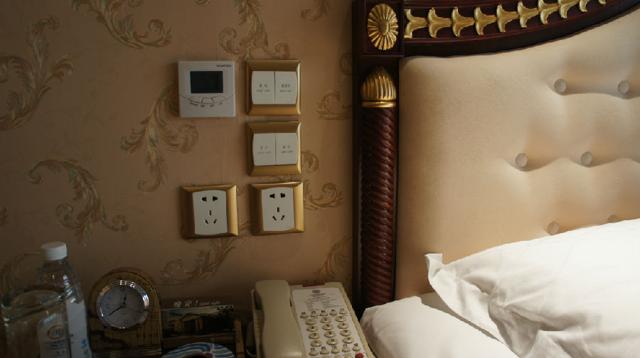 饭店细节安排(四十五)—床头的插座