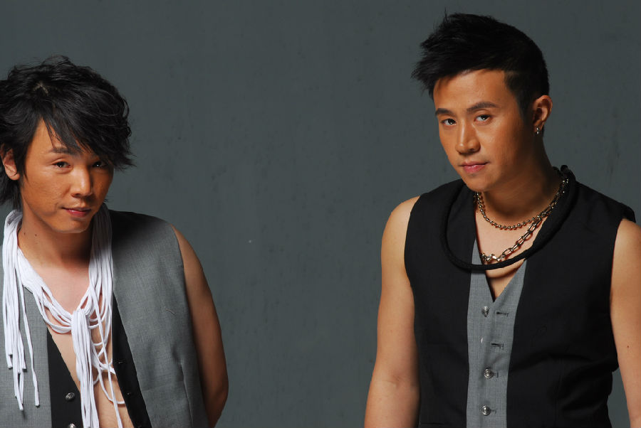 2004年开始跟好兄弟宋靖宇创作歌曲.成为组合夹子道