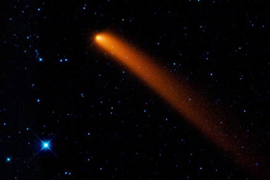 著名彗星掠过地球的画面