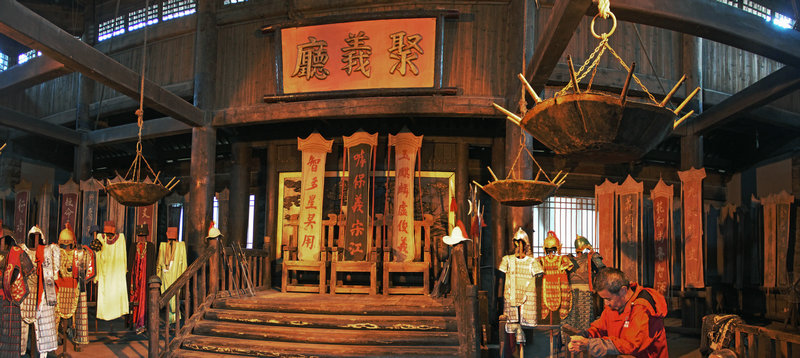 &nbsp; 聚义厅中重聚会&nbsp; &nbsp;&nbsp;下了梁山,我们沿湖边向西