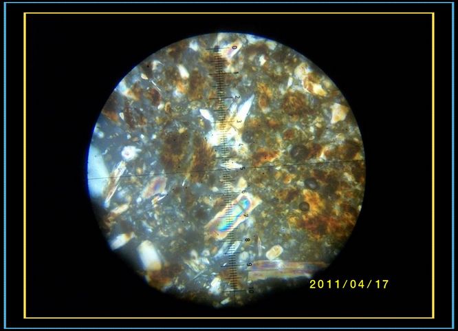 材质中阳起石-透闪石的显微 纤状,柱状结构,正交偏光,倍率200.