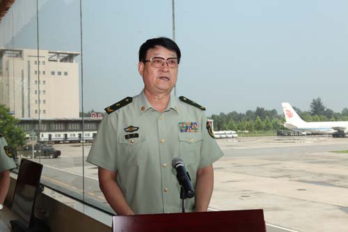 "八一"慰问武警特警学院