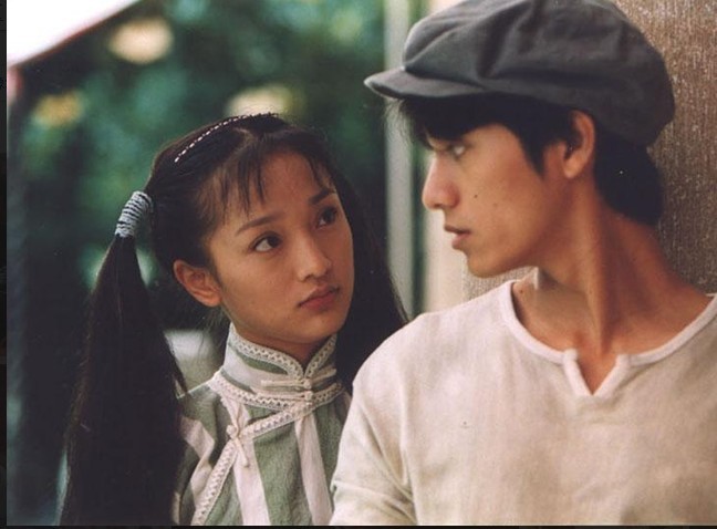 《像雾像雨又像风》中扮演一位懵懂初开忧郁自闭的青春少女,虽然台词