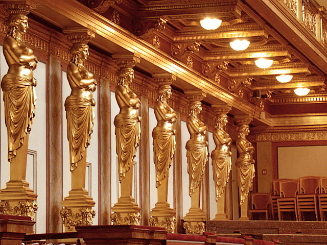 题外话,与工整贵气的维也纳金色大厅相比,欧洲一些更具特色的建筑也