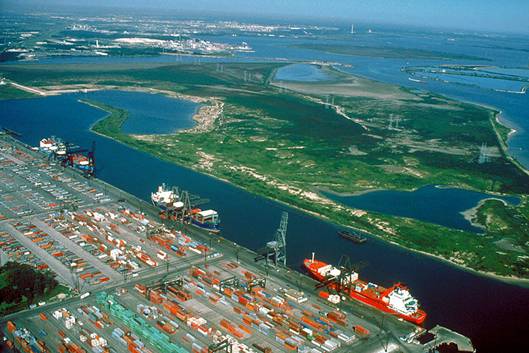 美国最大港口之一休斯敦港 (照片:美国陆军工程兵团)