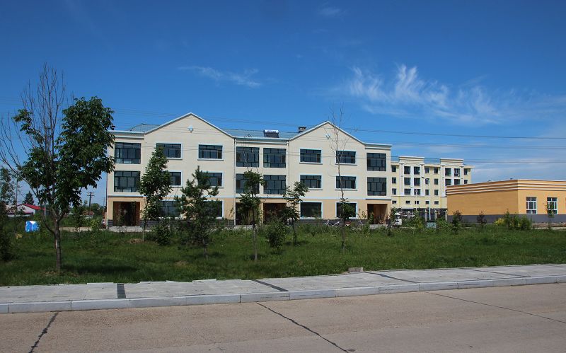 大家撑起了那面写满了激情,心愿和姓名的红旗,与襄河农场的领导,老