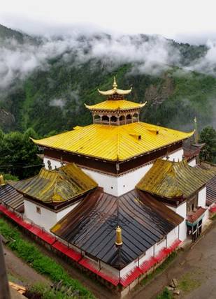 (图片5815)喜饶俄热仁波切的舍利塔.(图片5816)白玛邓灯大师的舍利塔.