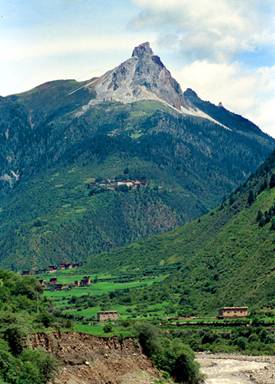 (图片5807)扎呷神山山腰上嘎绒寺.(图片5808)嘎绒寺.