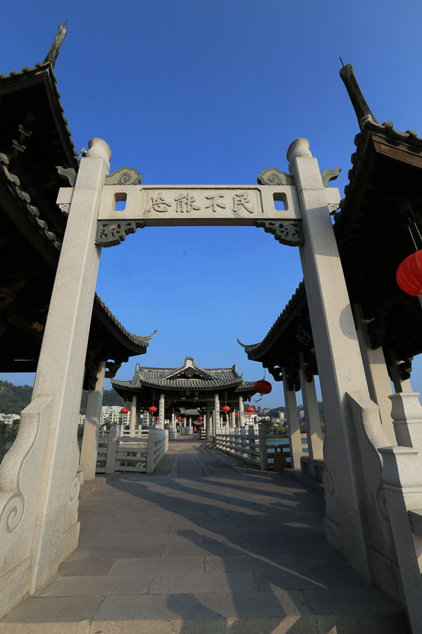 潮州城内有全国著名的牌坊街,而一起与潮州城闻名的广济桥上