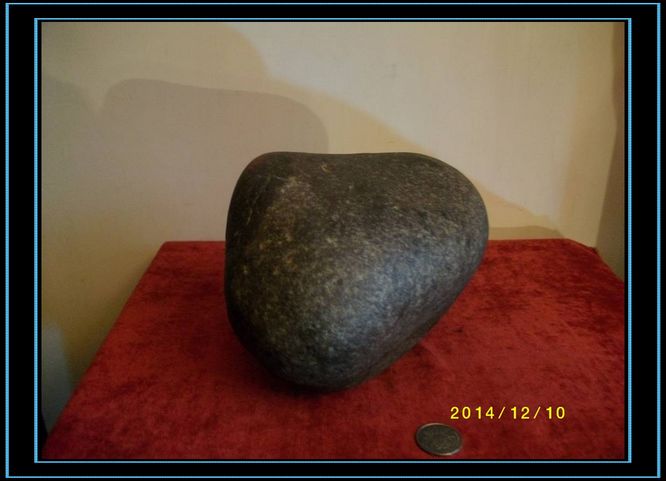 含透闪石-阳起石大理岩中染色玉石