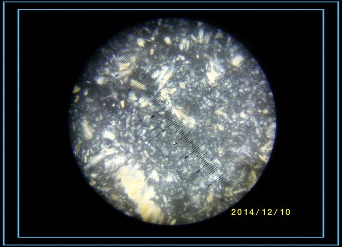 含透闪石-阳起石大理岩中染色玉石