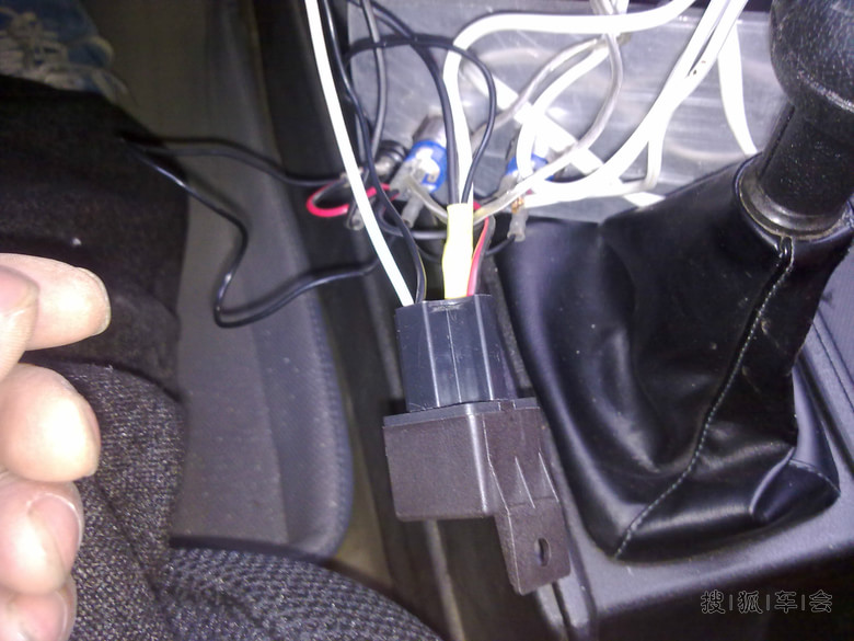 点烟器电原接了一个脚对面接通到后背箱到线